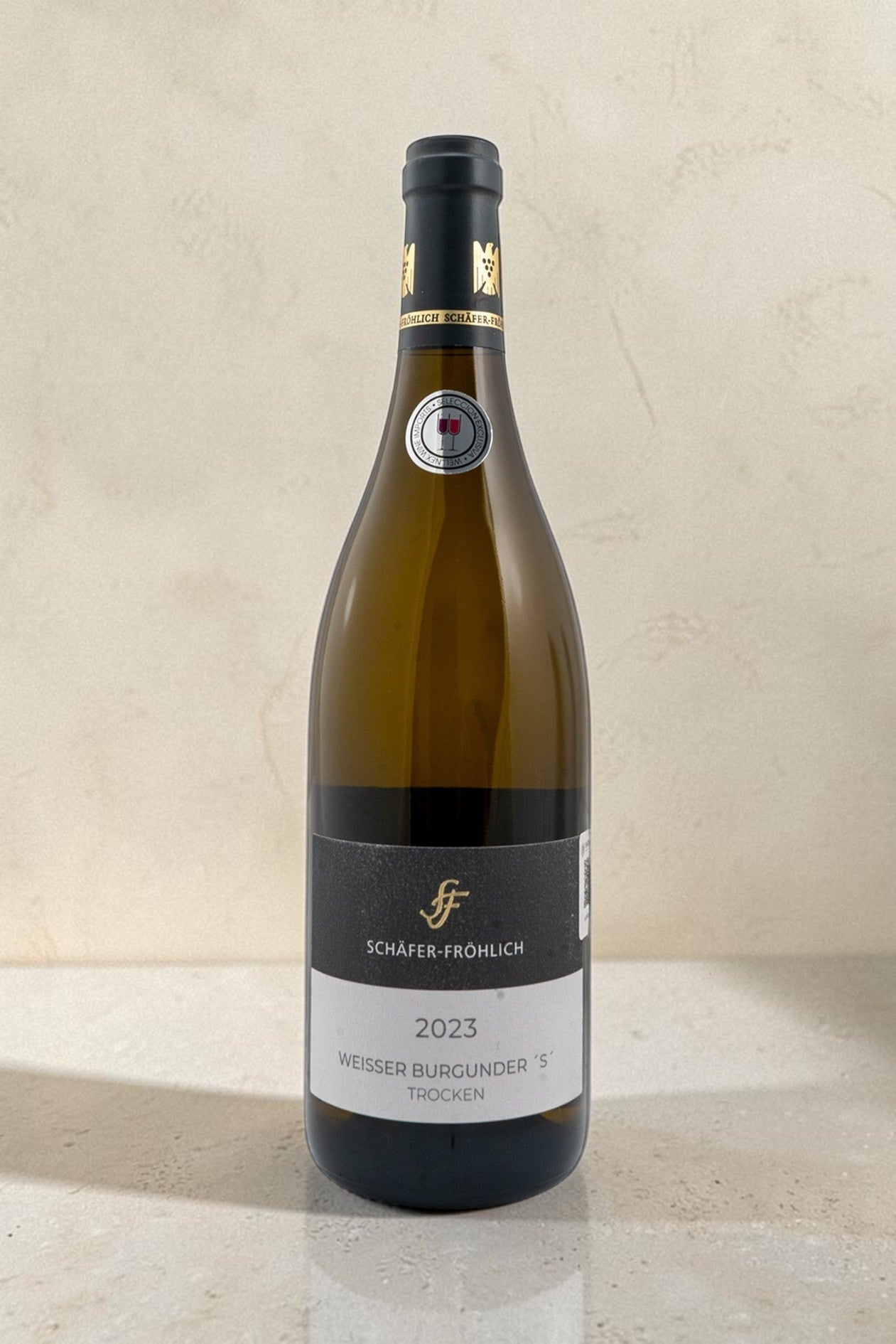 Botella de vino blanco Wellnex Schafer Frohlich Weisser Burgunder S Trocken 2023 sobre fondo neutro