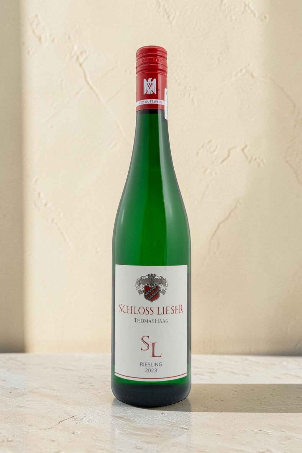 Botella de vino blanco Wellnex Schloss Lieser SL Riesling 2023 con etiqueta clásica sobre fondo neutro