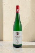Botella de vino blanco Wellnex Schloss Lieser SL Riesling 2023 con etiqueta clásica sobre fondo neutro