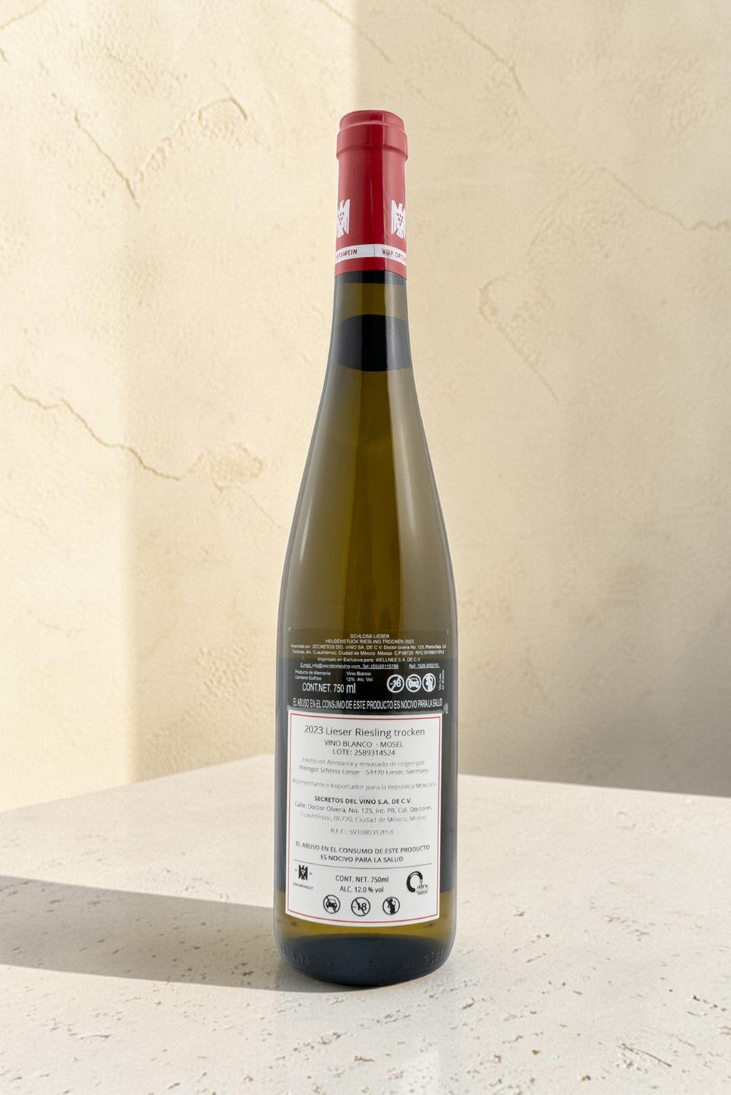 Etiqueta trasera de Wellnex Schloss Lieser VB Heldenstuck Riesling Trocken, vino blanco alemán con detalles técnicos