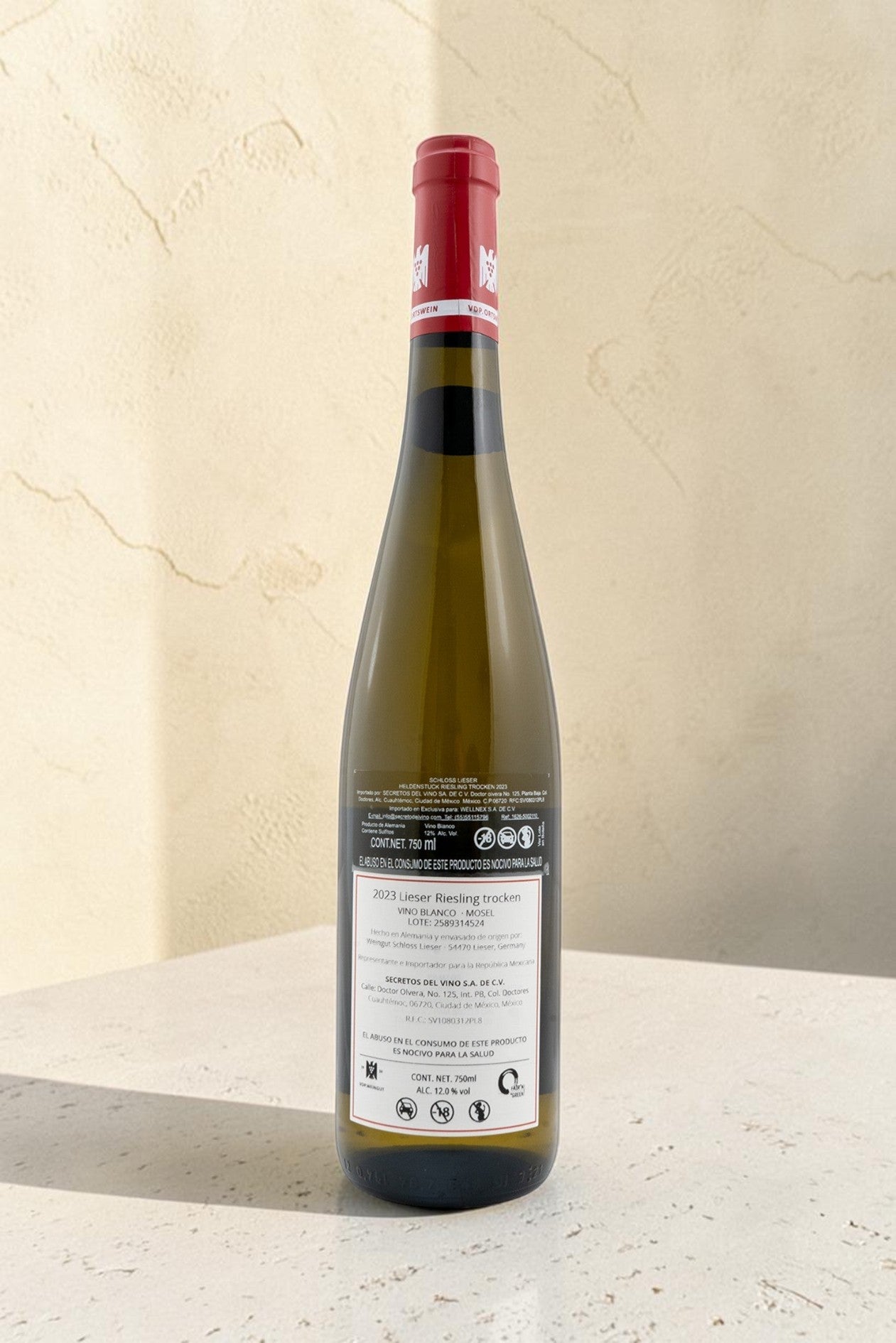 Etiqueta trasera de Wellnex Schloss Lieser VB Heldenstuck Riesling Trocken, vino blanco alemán con detalles técnicos