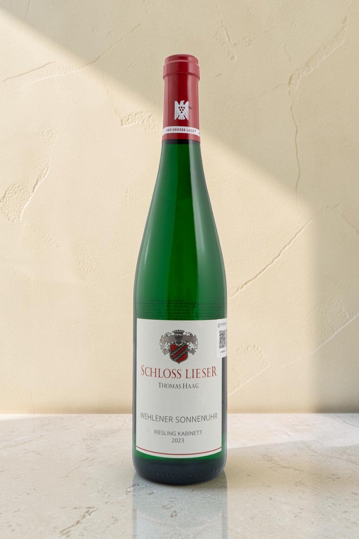 Botella de vino blanco Wellnex Schloss Lieser Riesling Kabinett con etiqueta clásica sobre fondo neutro