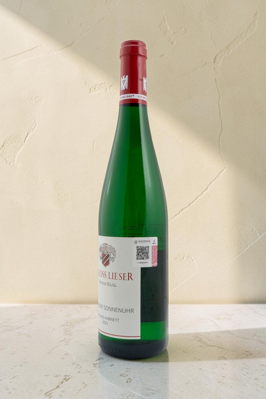 Botella de vino blanco Wellnex Schloss Lieser Riesling Kabinett con etiqueta clásica sobre fondo neutro