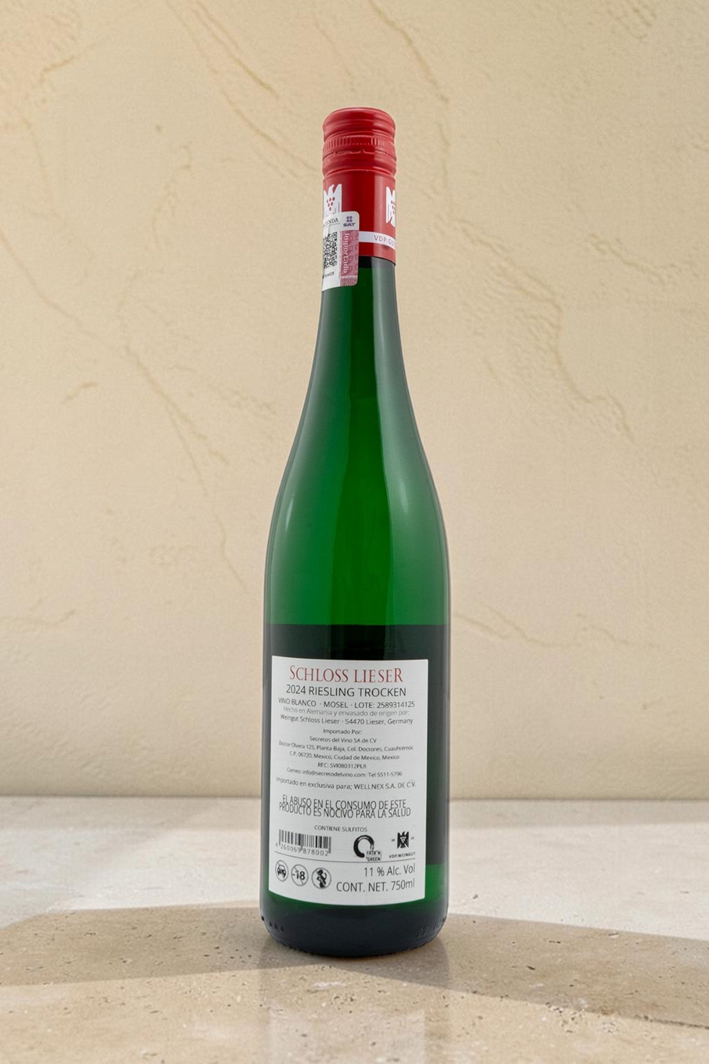 Botella de vino blanco Wellnex Schloss Lieser Riesling Trocken 2024 con etiqueta trasera informativa y tapón rojo