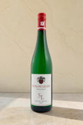 Botella de vino blanco Wellnex Schloss Lieser Riesling Trocken con etiqueta elegante y tapón de rosca rojo