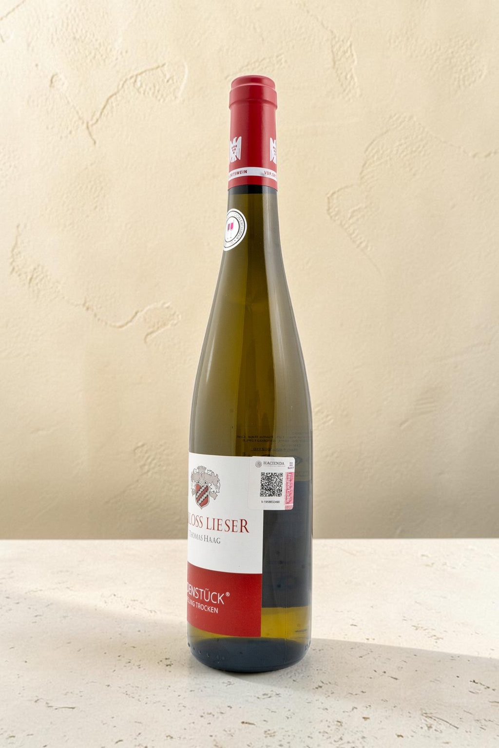 Botella de vino blanco Schloss Lieser VB Heldenstück Riesling Trocken de Wellnex sobre fondo neutro