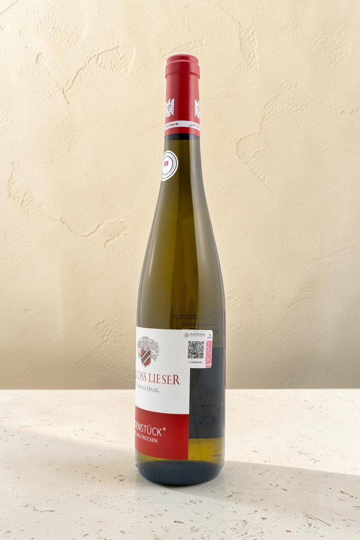 Botella de vino blanco Schloss Lieser VB Heldenstück Riesling Trocken de Wellnex sobre fondo neutro
