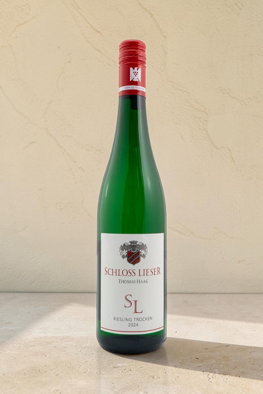 Botella de vino blanco Wellnex Schloss Lieser Riesling Trocken con etiqueta elegante y tapón de rosca rojo