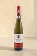 Botella de vino blanco Schloss Lieser Heldenstück Riesling Trocken de Wellnex con etiqueta elegante y sello VDP