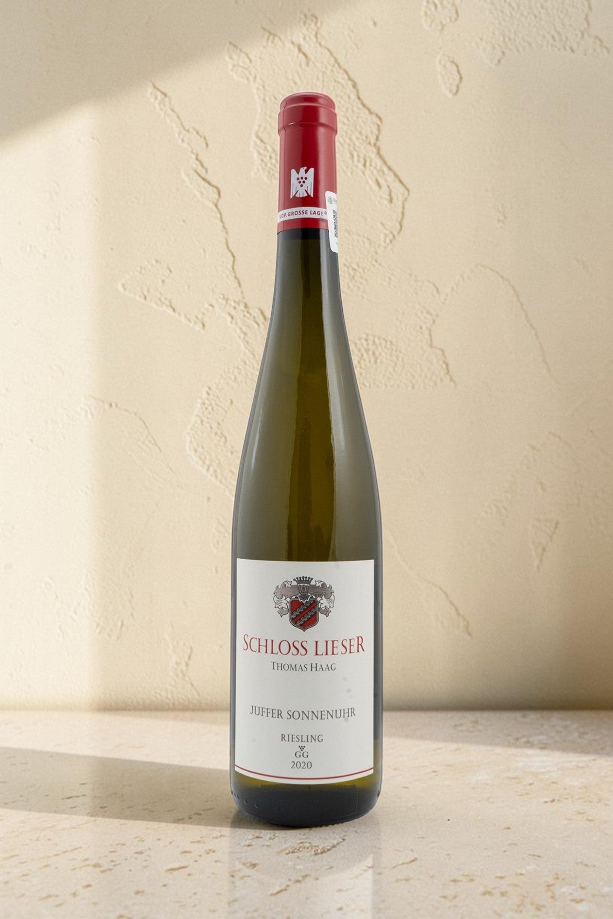 Botella de vino blanco Wellnex Schloss Lieser Juffer Sonnenuhr Riesling GG 2020 con etiqueta elegante
