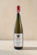 Botella de vino blanco Wellnex Schloss Lieser Juffer Sonnenuhr Riesling GG con etiqueta elegante sobre fondo neutro