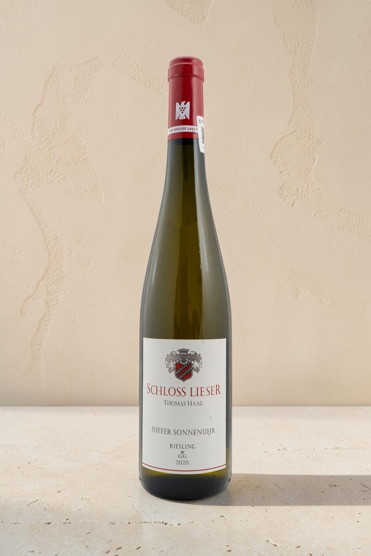 Botella de vino blanco Wellnex Schloss Lieser Juffer Sonnenuhr Riesling GG con etiqueta elegante sobre fondo neutro