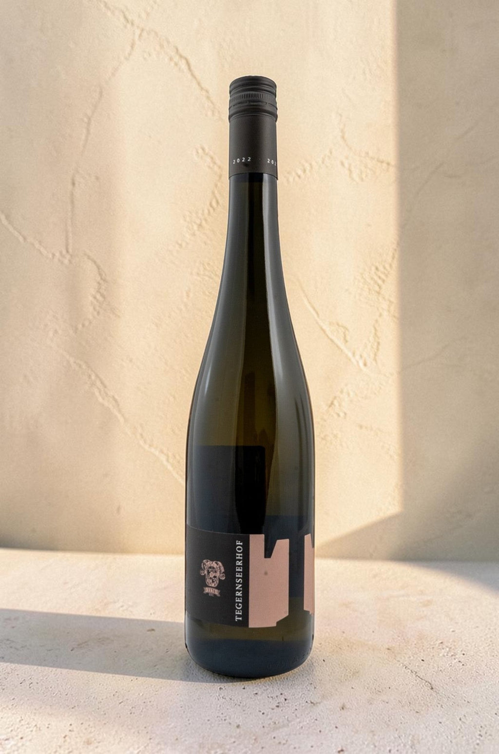 Botella de vino blanco Wellnex Weingut Tegernseerhof Gruner Veltliner Smaragd con etiqueta moderna y tapón de rosca