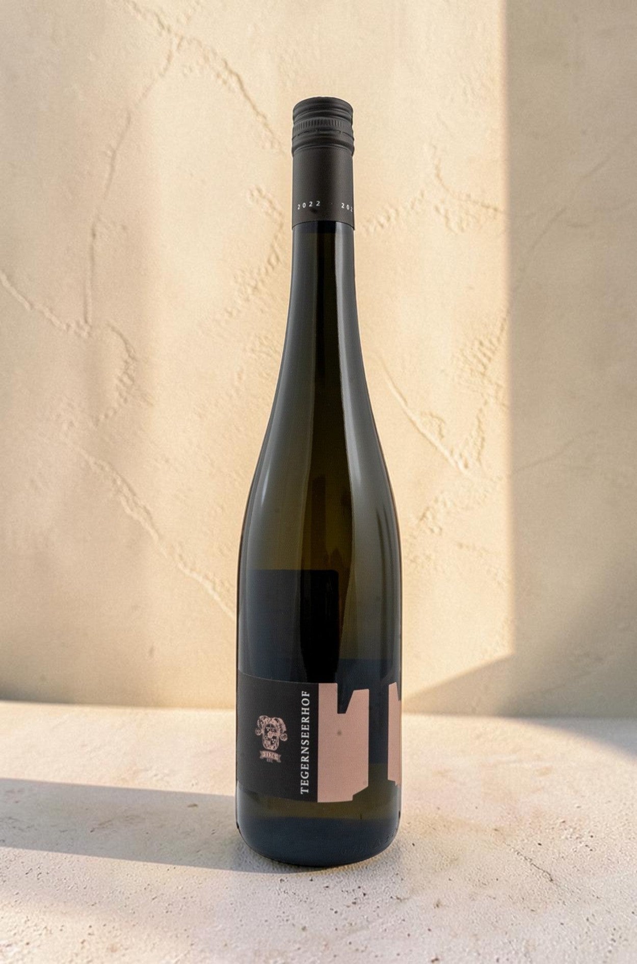 Botella de vino blanco Wellnex Weingut Tegernseerhof Gruner Veltliner Smaragd con etiqueta moderna y tapón de rosca