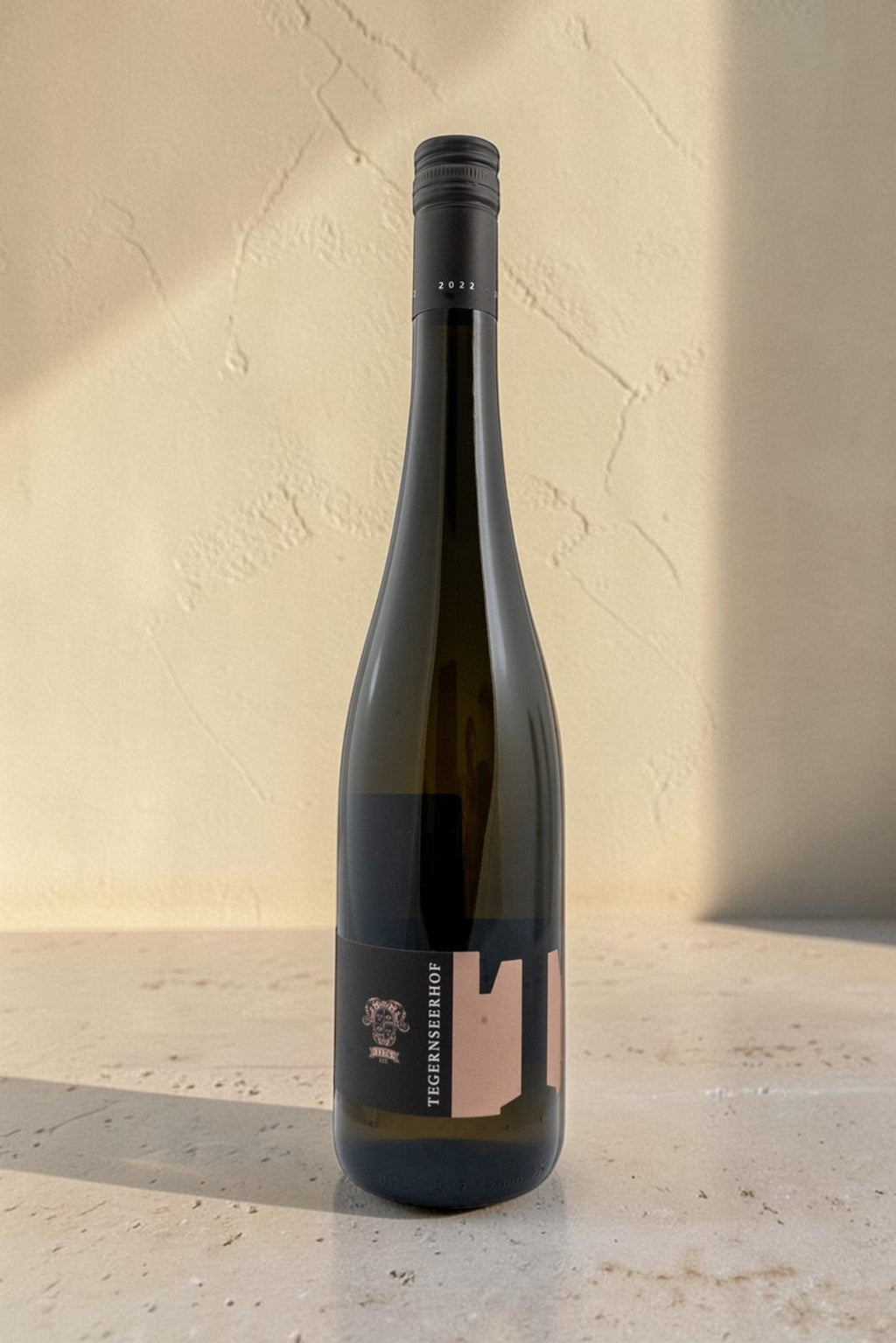 Botella de vino blanco Wellnex Weingut Tegernseerhof Gruner Veltliner Smaragd con etiqueta negra y diseño minimalista