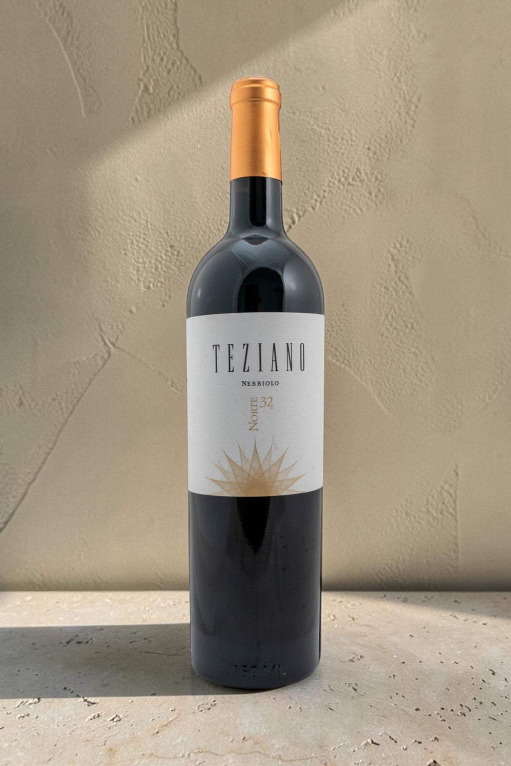 Botella de vino tinto Wellnex Teziano Nebiolo con etiqueta elegante y cápsula dorada sobre fondo neutro
