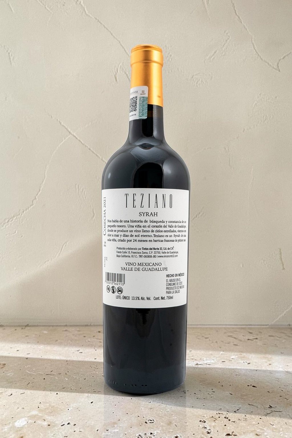 Botella de vino tinto Wellnex Teziano Syrah con etiqueta detallada y cápsula dorada sobre fondo neutro