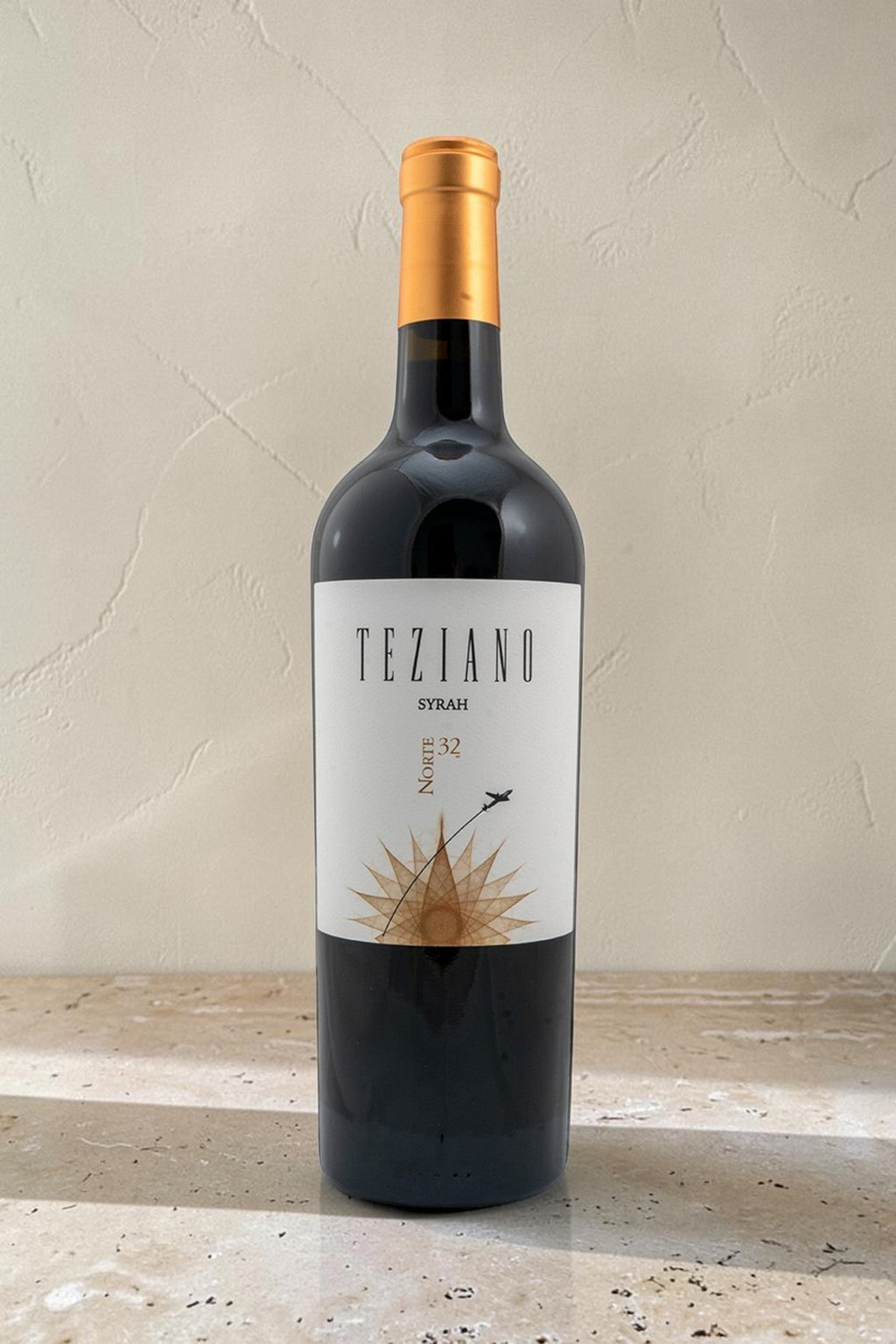 Botella de vino tinto Wellnex Teziano Syrah con etiqueta elegante y tapón dorado sobre fondo neutro