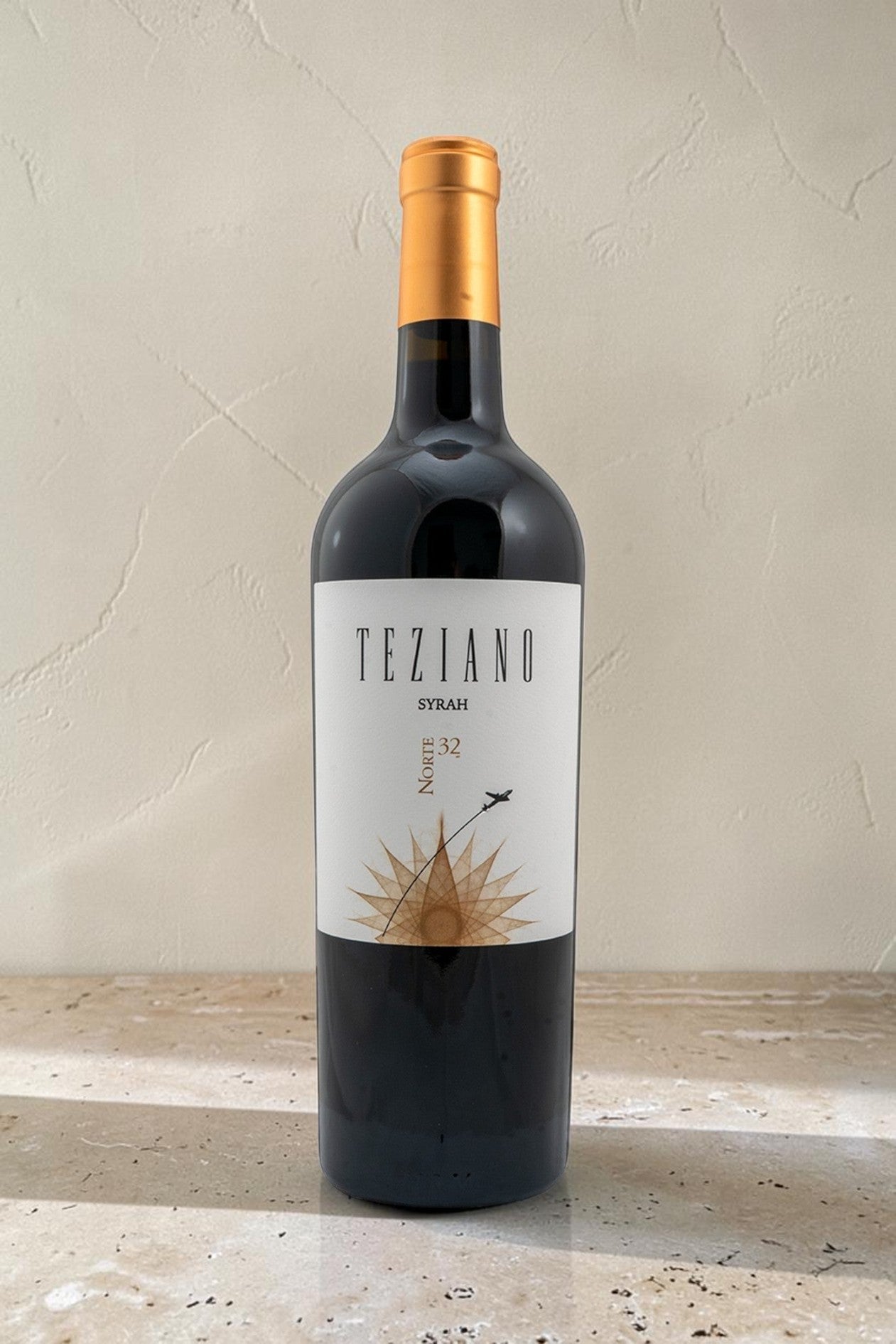 Botella de vino tinto Wellnex Teziano Syrah con etiqueta elegante y tapón dorado sobre fondo neutro