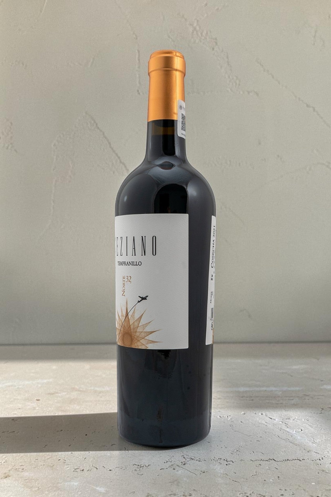 Botella de vino tinto Wellnex Teziano Tempranillo con etiqueta elegante y cápsula dorada sobre fondo neutro