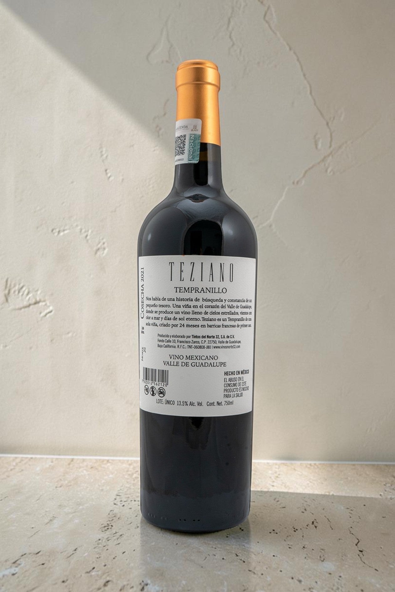 Botella de vino tinto Wellnex Teziano Tempranillo del Valle de Guadalupe con etiqueta blanca y tapón dorado