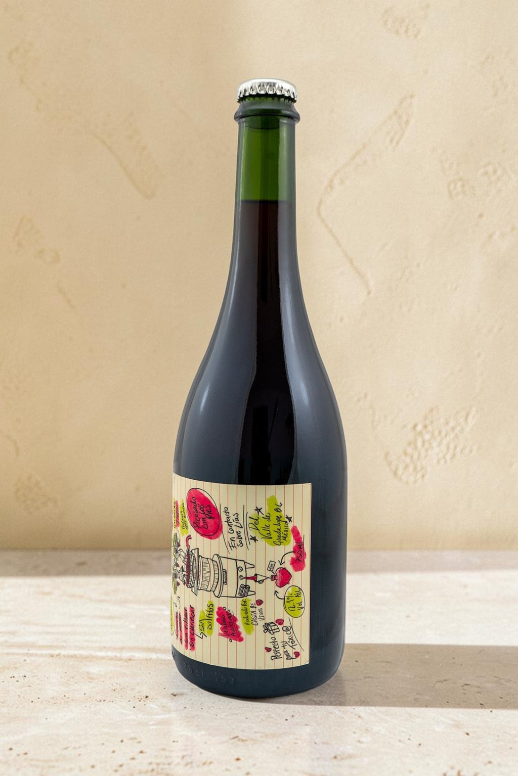 Botella de vino tinto Wellnex Toxico con etiqueta ilustrada colorida sobre fondo neutro