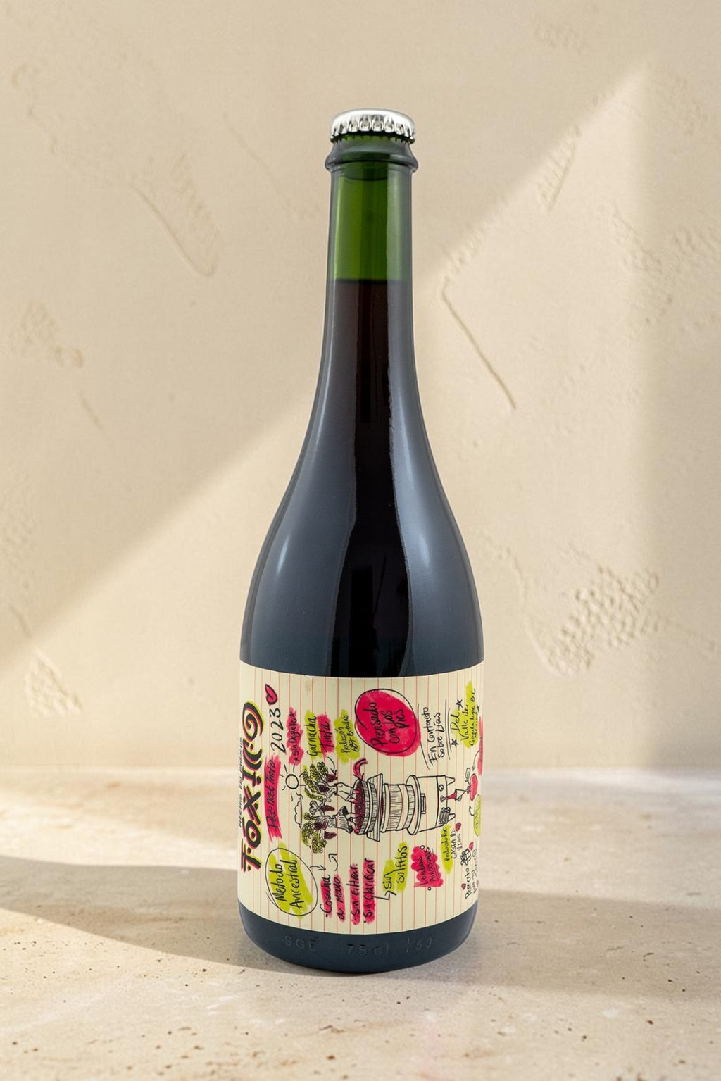 Botella de vino tinto Wellnex Toxico con etiqueta ilustrada colorida sobre fondo neutro