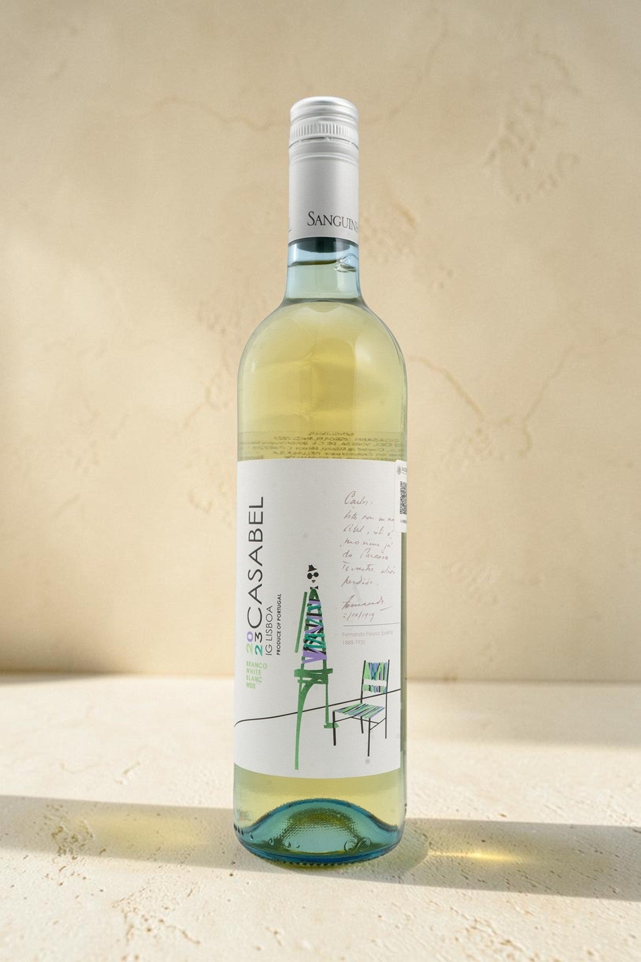Botella de vino blanco Casabel de Wellnex con etiqueta ilustrada sobre fondo neutro
