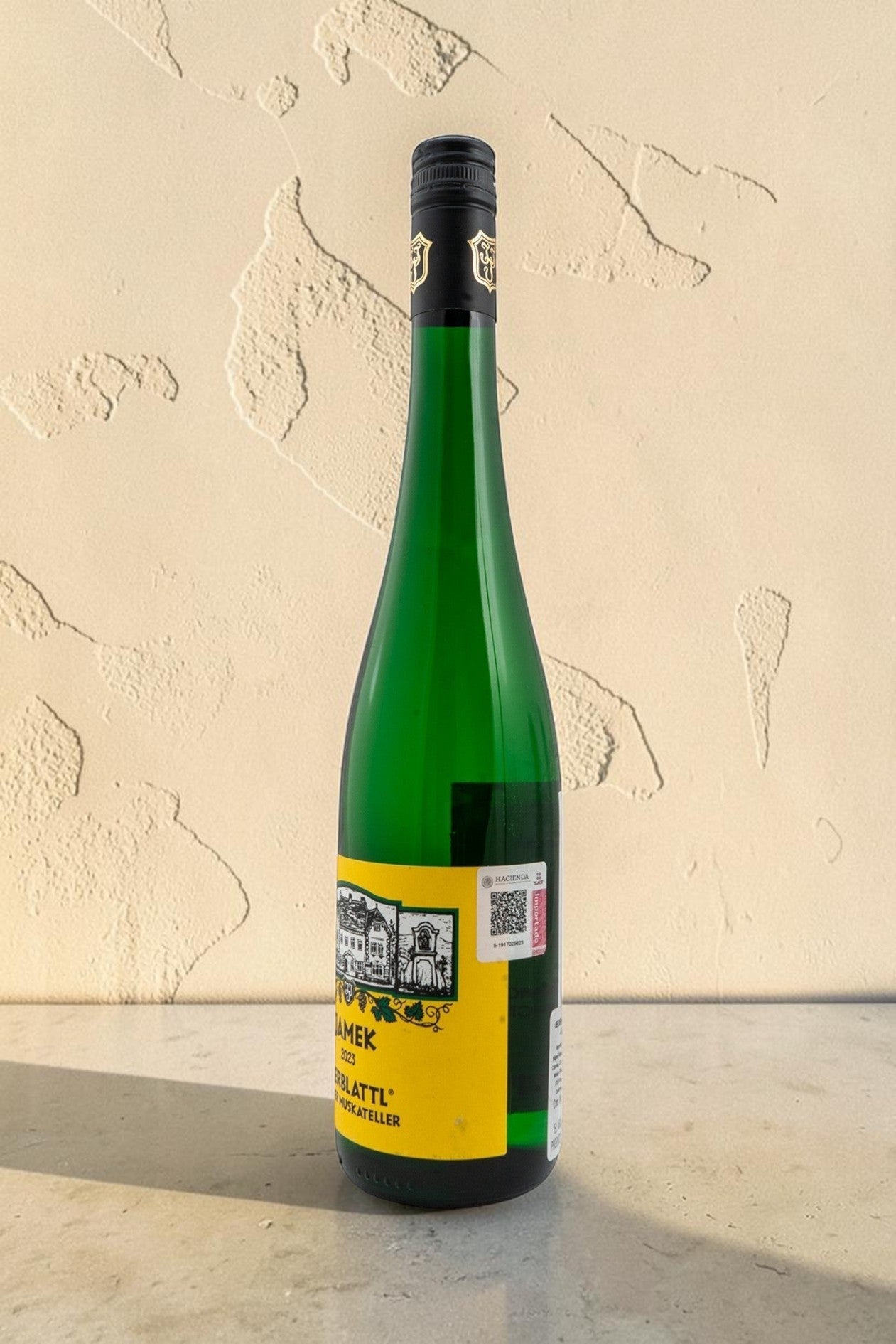 Botella de vino blanco Wellnex Weingut Jamek VB Vierblattl Gelber Muskateller 2023 con etiqueta amarilla distintiva