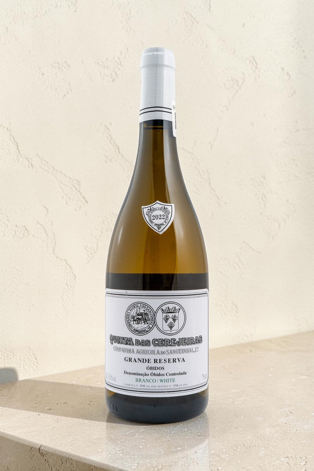 Botella de vino blanco Wellnex Gran Reserva con etiqueta elegante sobre fondo neutro