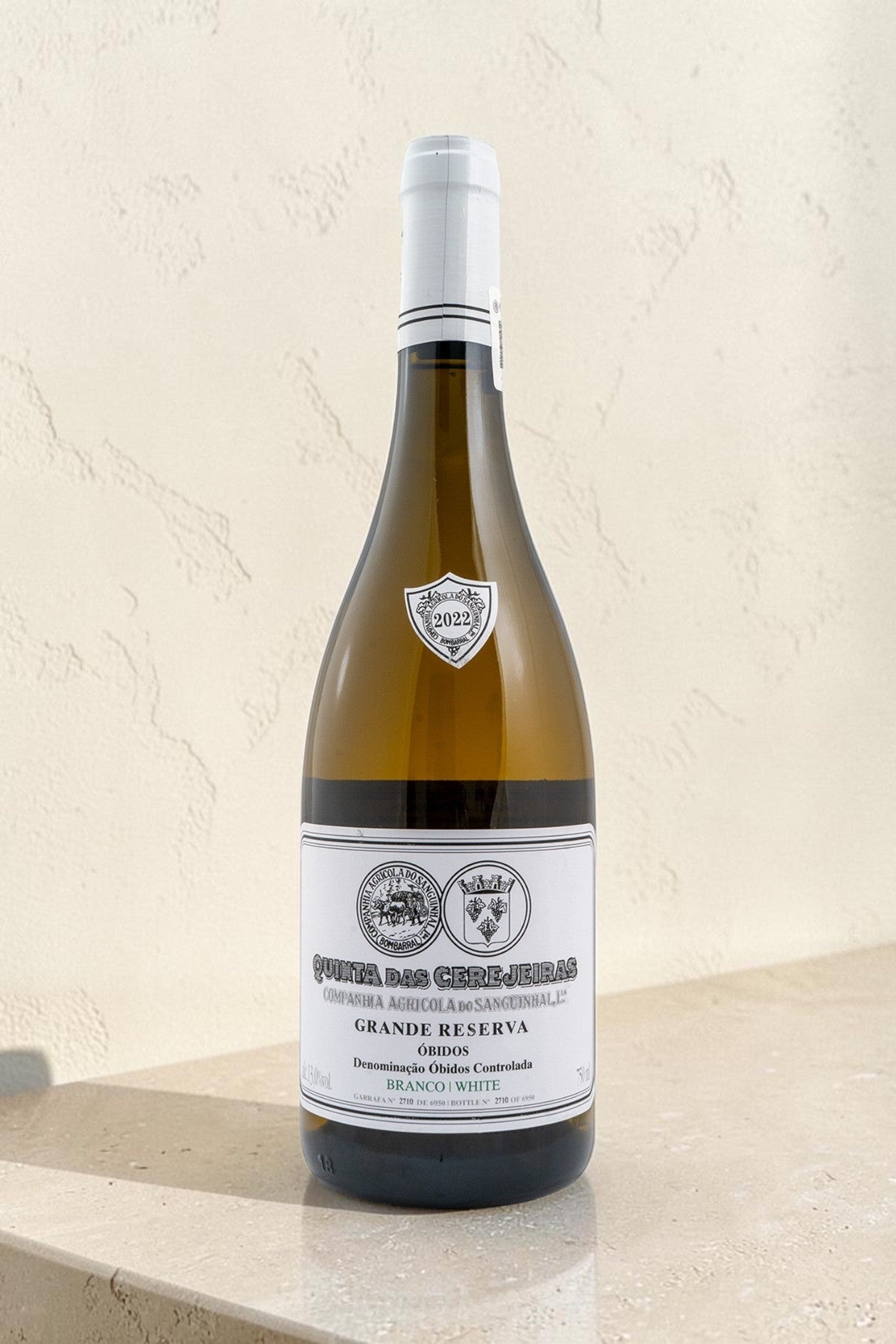 Botella de vino blanco Wellnex Gran Reserva con etiqueta elegante sobre fondo neutro