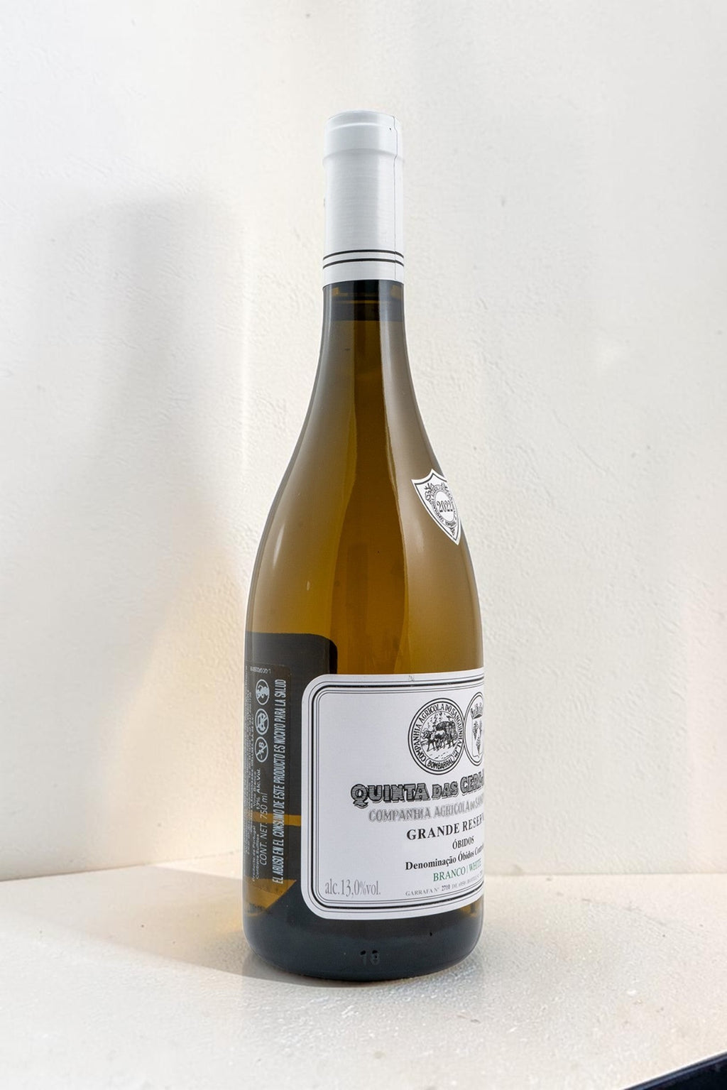 Botella de vino blanco Wellnex Gran Reserva con etiqueta elegante y tonos dorados sobre fondo blanco