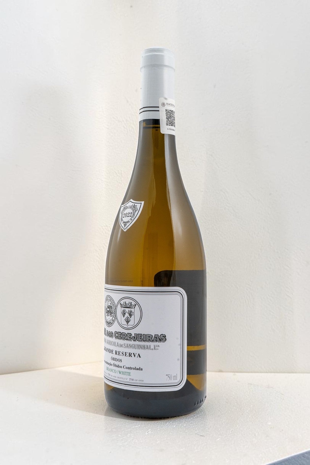 Botella de vino blanco Wellnex Gran Reserva con etiqueta elegante y diseño clásico sobre fondo blanco
