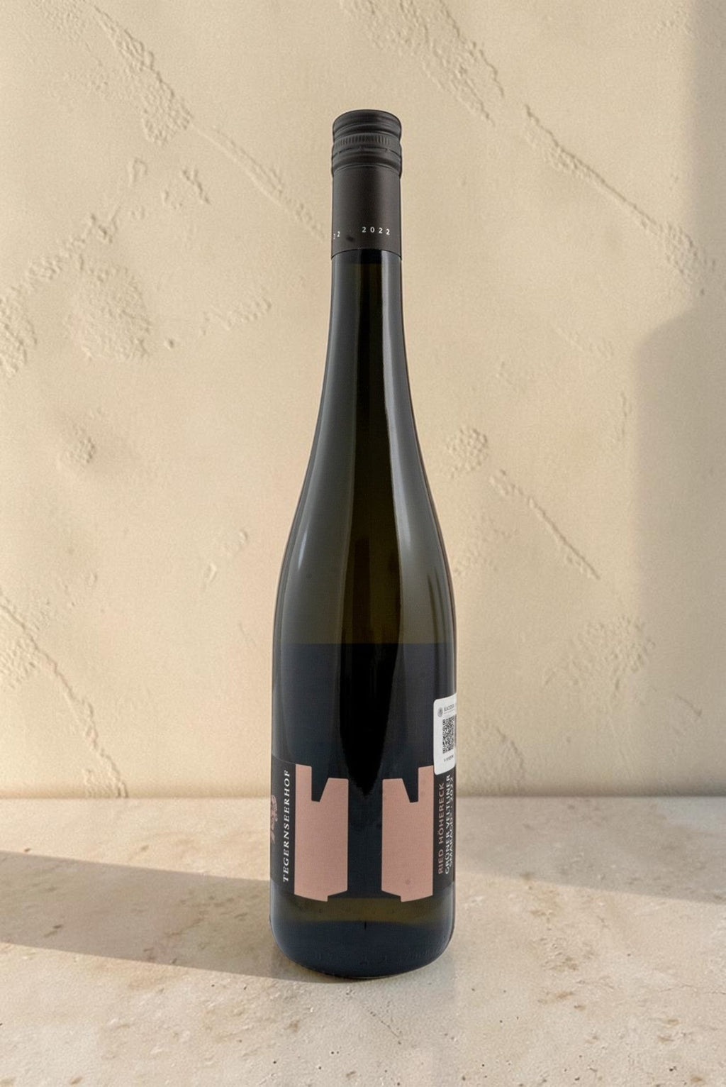 Botella de vino blanco Wellnex Weingut Tegernseerhof Gruner Veltliner Smaragd con etiqueta moderna y tapón de rosca