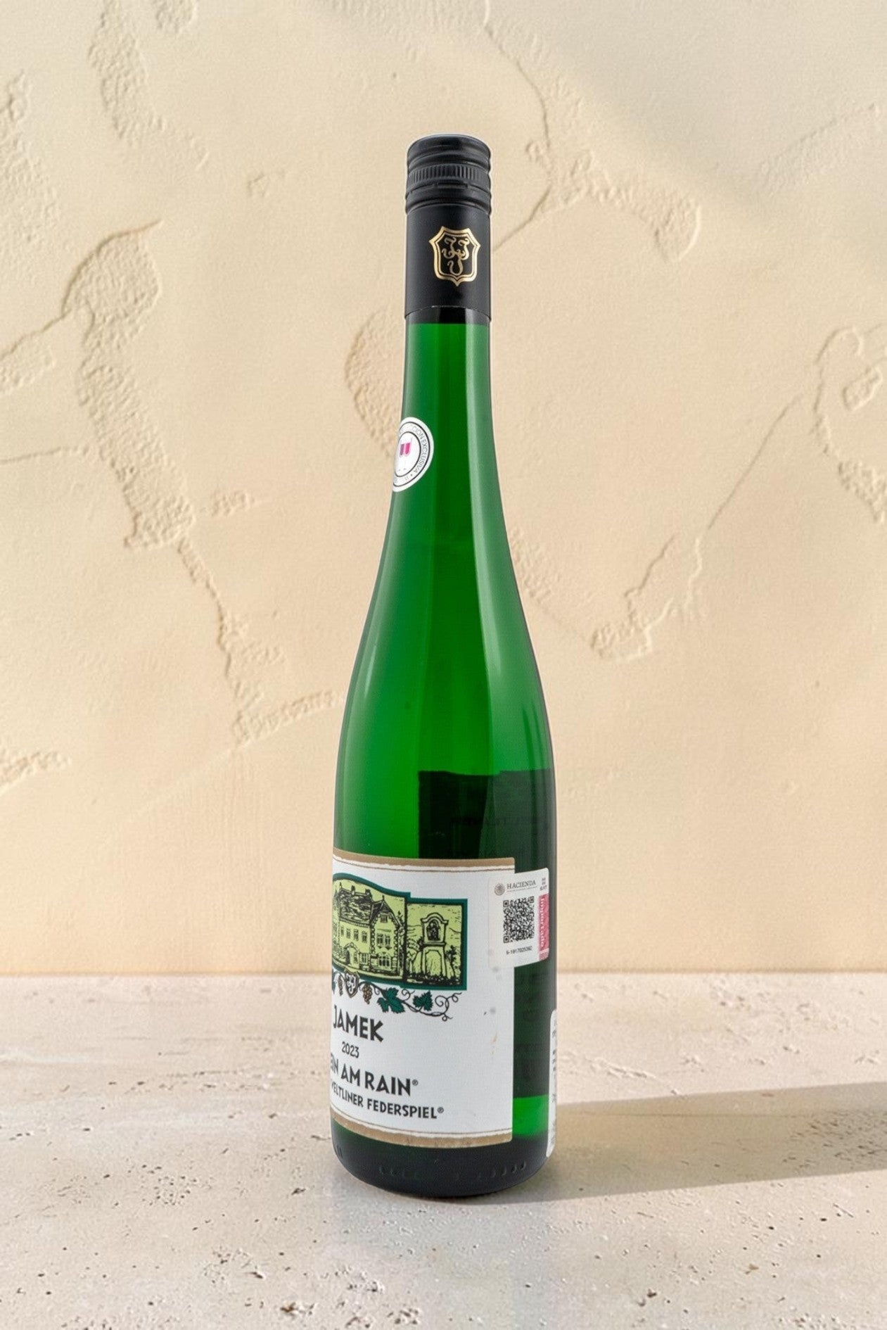 Botella de vino blanco Wellnex Weingut Jamek Stein AM Rain Gruner Veltliner Federspiel sobre fondo neutro