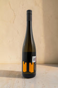 Botella de vino blanco Wellnex Weingut Tegernseerhof Gruner Veltliner Federspiel con etiqueta naranja y negra