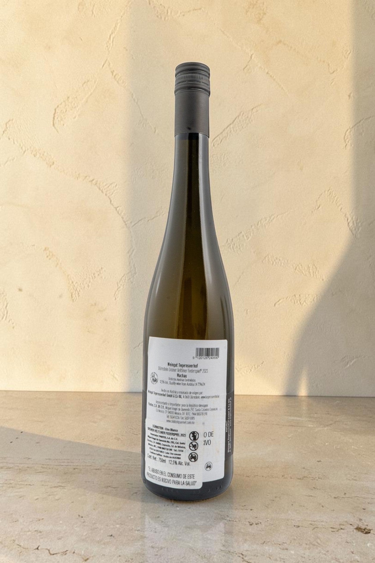 Botella de vino blanco Wellnex Weingut Tegernseerhof Gruner Veltliner Federspiel con etiqueta trasera visible