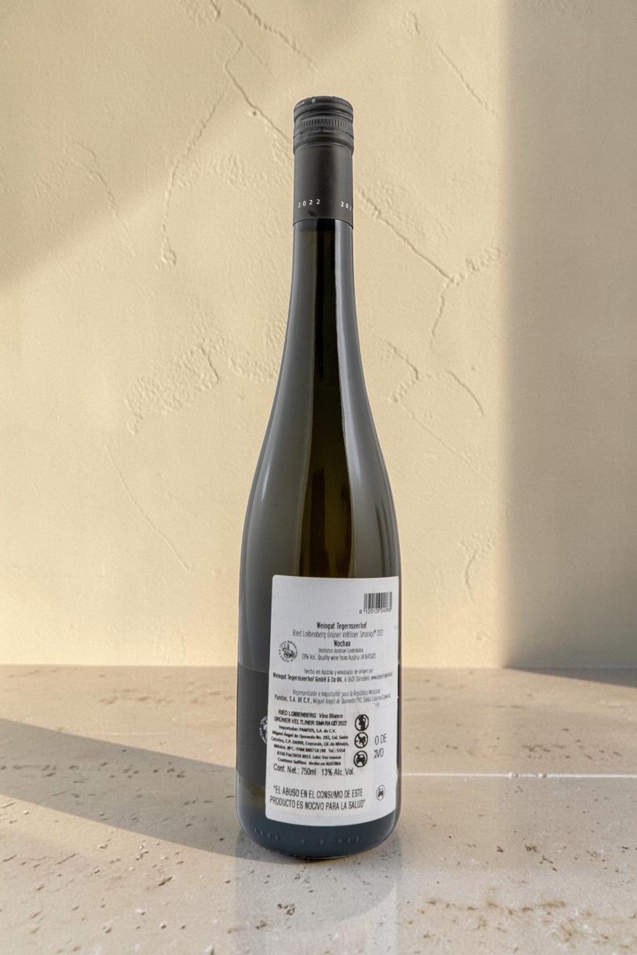 Botella de vino blanco Wellnex Weingut Tegernseerhof Gruner Veltliner Smaragd con etiqueta trasera detallada
