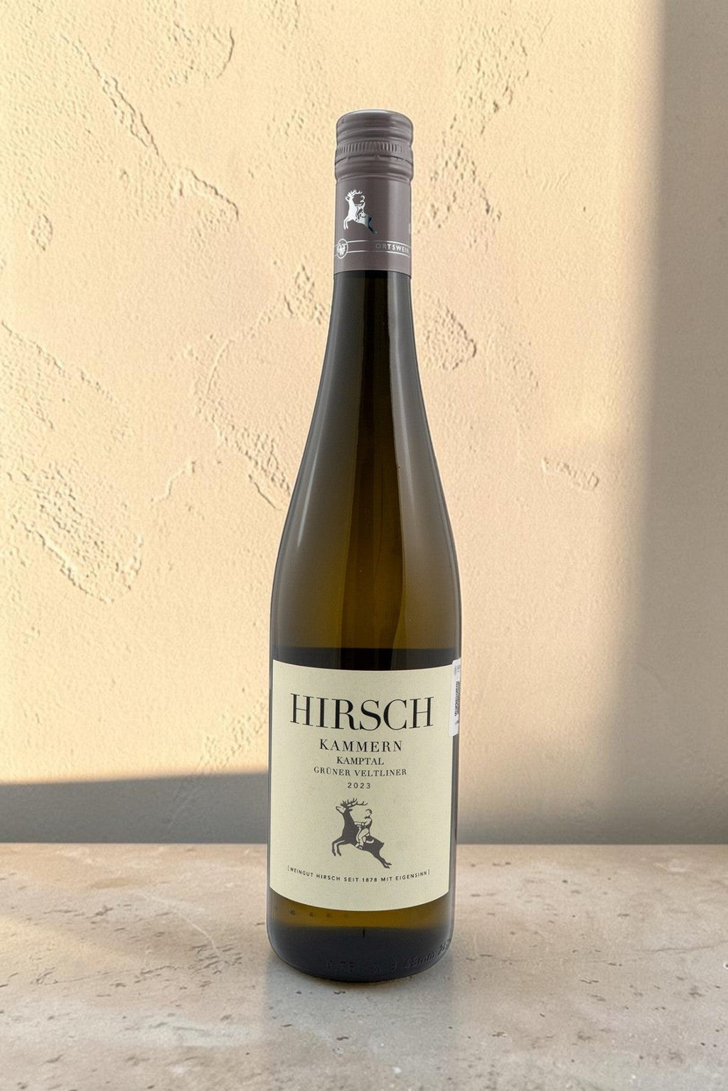 Botella de vino blanco Hirsch VB Kammern Gruner Veltliner de Wellnex con etiqueta elegante sobre fondo neutro