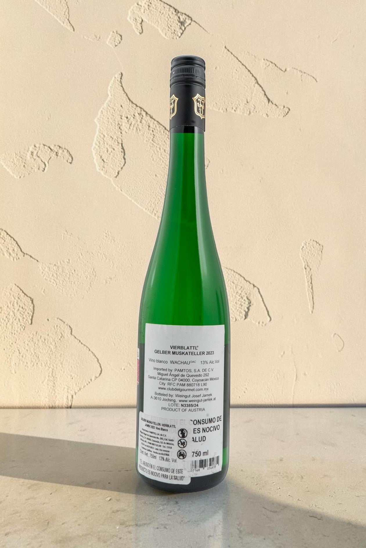 Botella de vino blanco Wellnex Weingut Jamek Vierblattl Gelber Muskateller 2023 con etiqueta trasera informativa