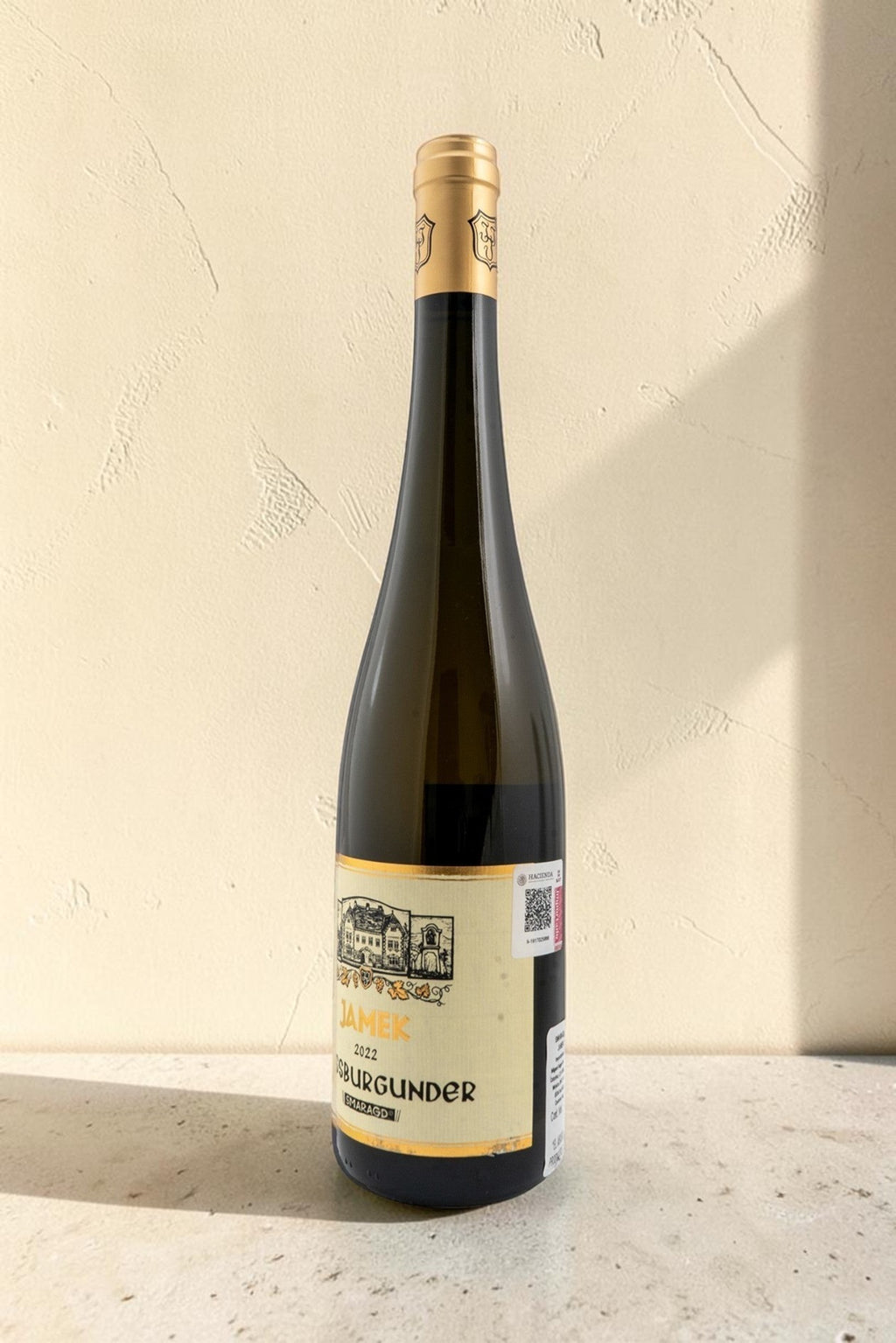 Botella de vino blanco Weingut Jamek VB Weissburgunder Smaragd 2022 de Wellnex sobre fondo neutro