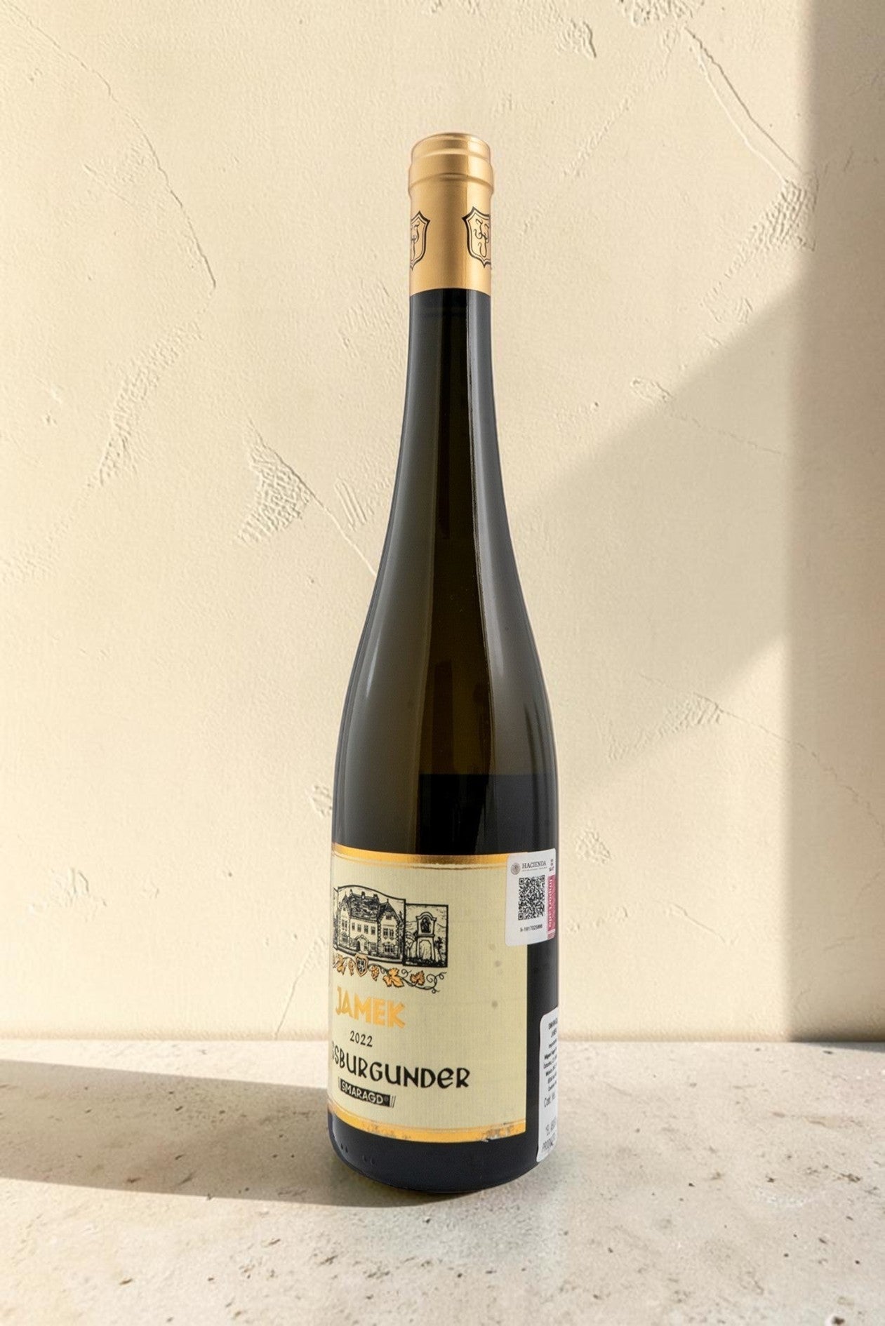 Botella de vino blanco Weingut Jamek VB Weissburgunder Smaragd 2022 de Wellnex sobre fondo neutro