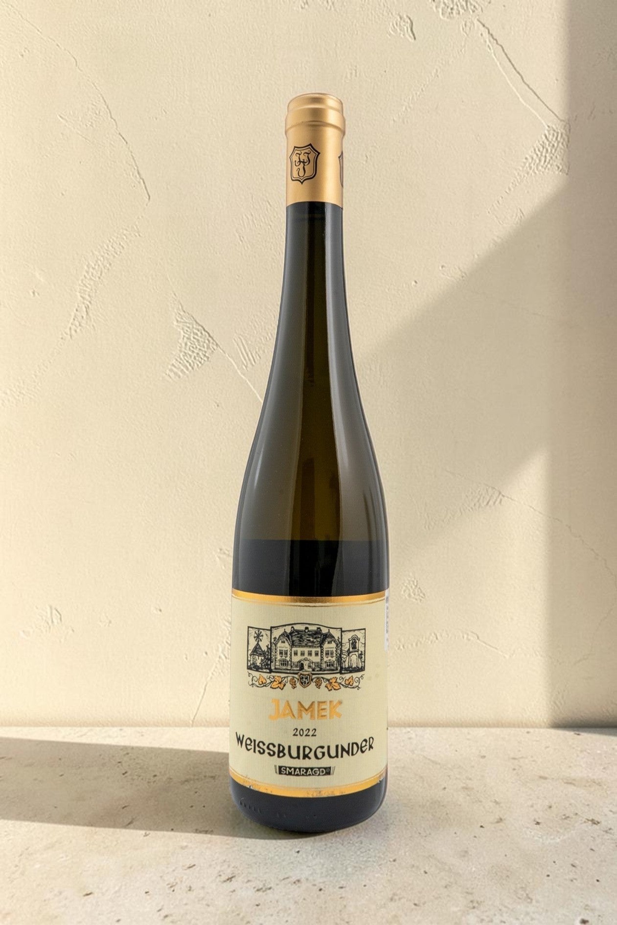 Botella de vino blanco Wellnex Weingut Jamek VB Weissburgunder Smaragd 2022 con etiqueta clásica sobre fondo neutro