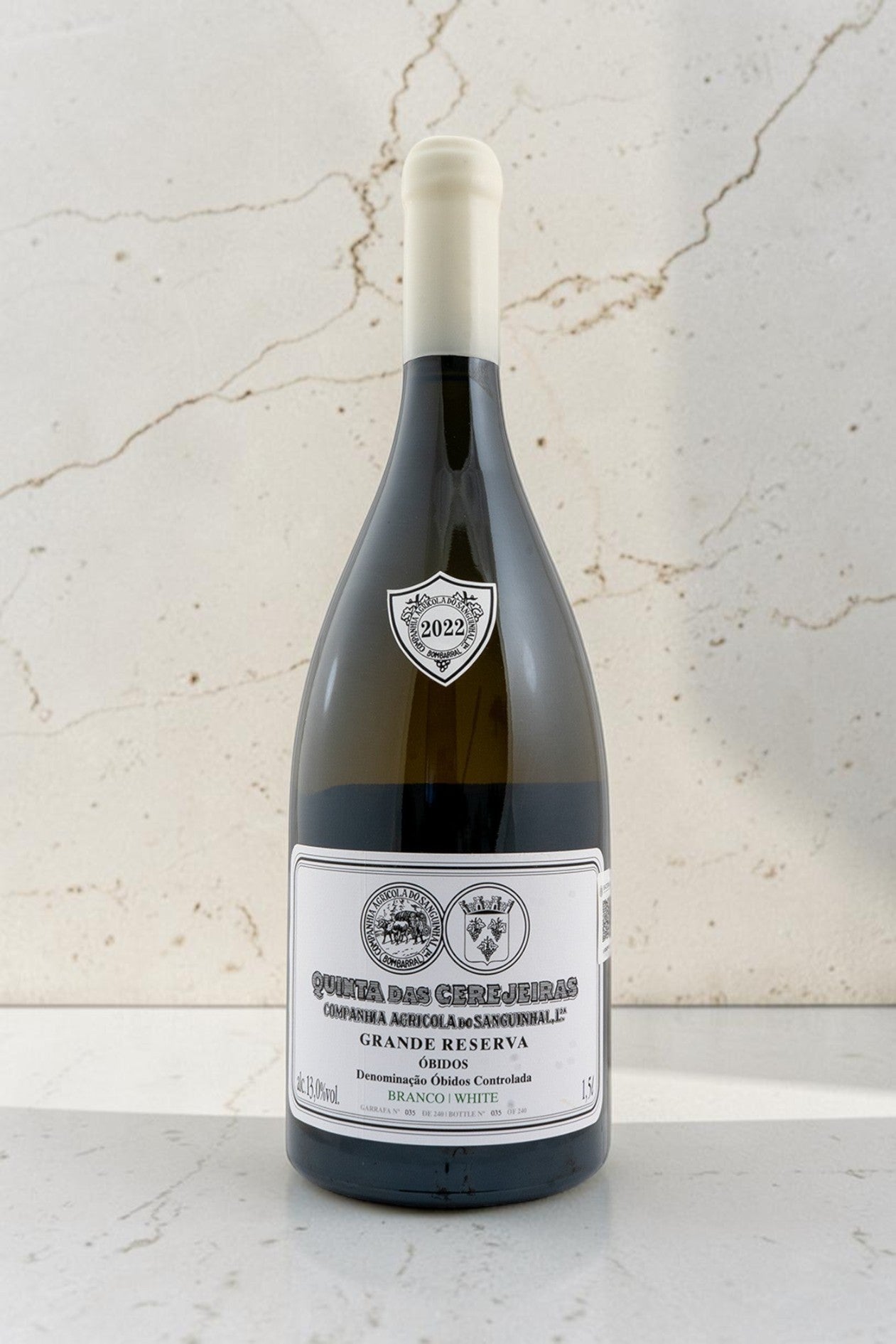 Botella Magnum de vino blanco Wellnex Gran Reserva con etiqueta Quinta das Cerejeiras sobre fondo de mármol claro