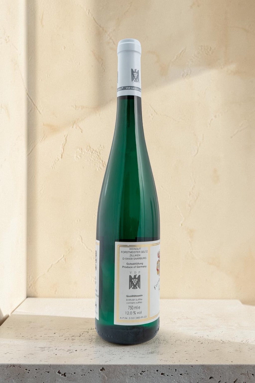 Botella de vino blanco Weingut Zilliken VB Bockstein Riesling Grosses Gewachs de Wellnex sobre superficie de piedra