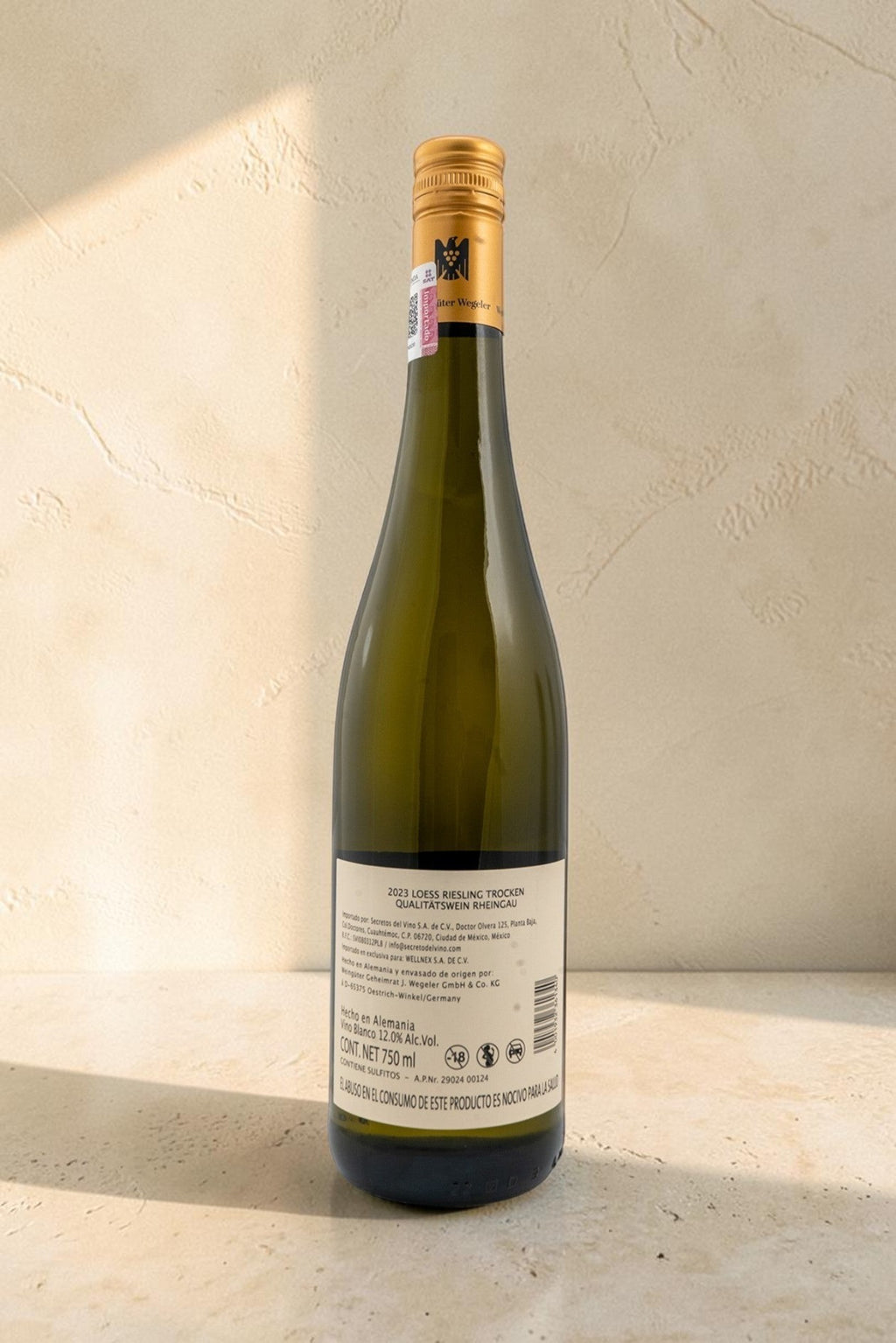 Botella de vino blanco Wellnex Weingut Wegeler Loess Trocken Riesling con etiqueta trasera informativa