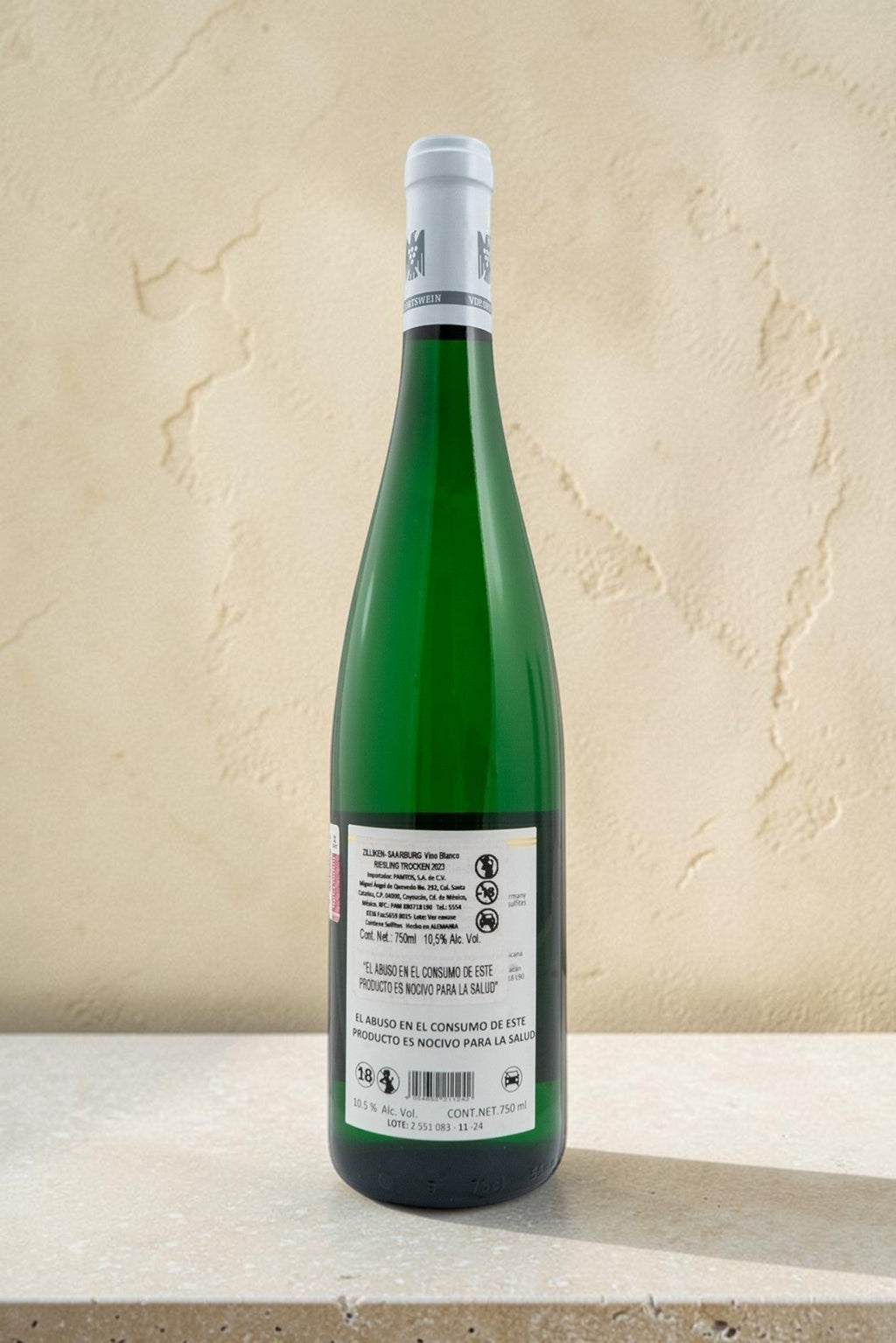 Botella de vino blanco Wellnex Weingut Zilliken Saarburg Riesling Trocken con etiqueta trasera informativa