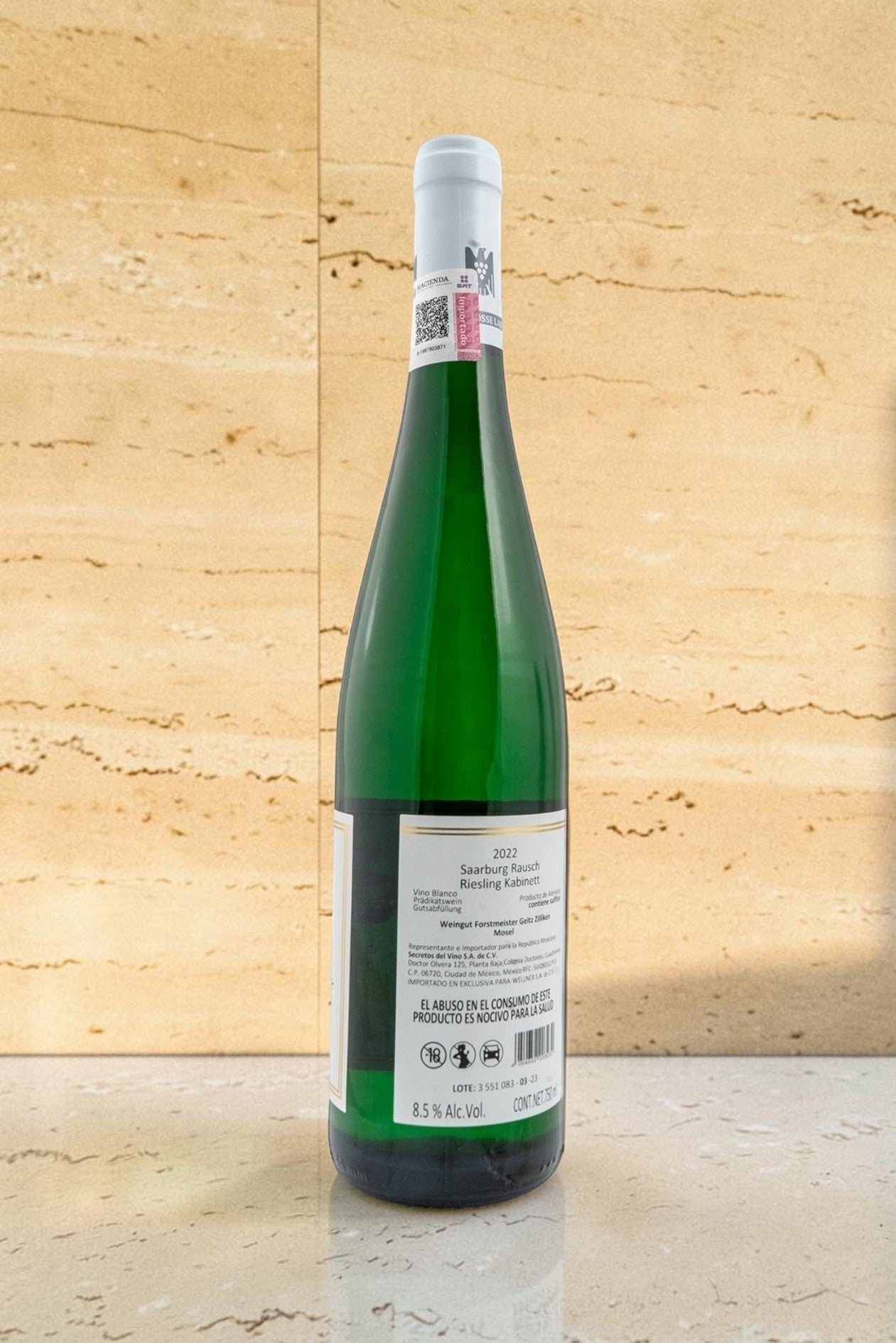 Botella de vino blanco Wellnex Weingut Zilliken Saarburg Rausch Riesling Kabinett 2022 sobre superficie clara