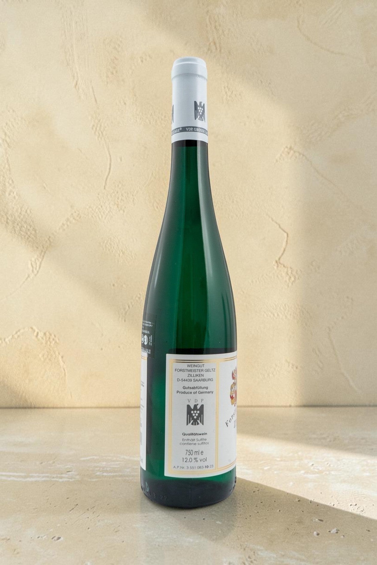 Botella de vino blanco Weingut Zilliken Saarburg Rausch Riesling GG de Wellnex sobre fondo neutro