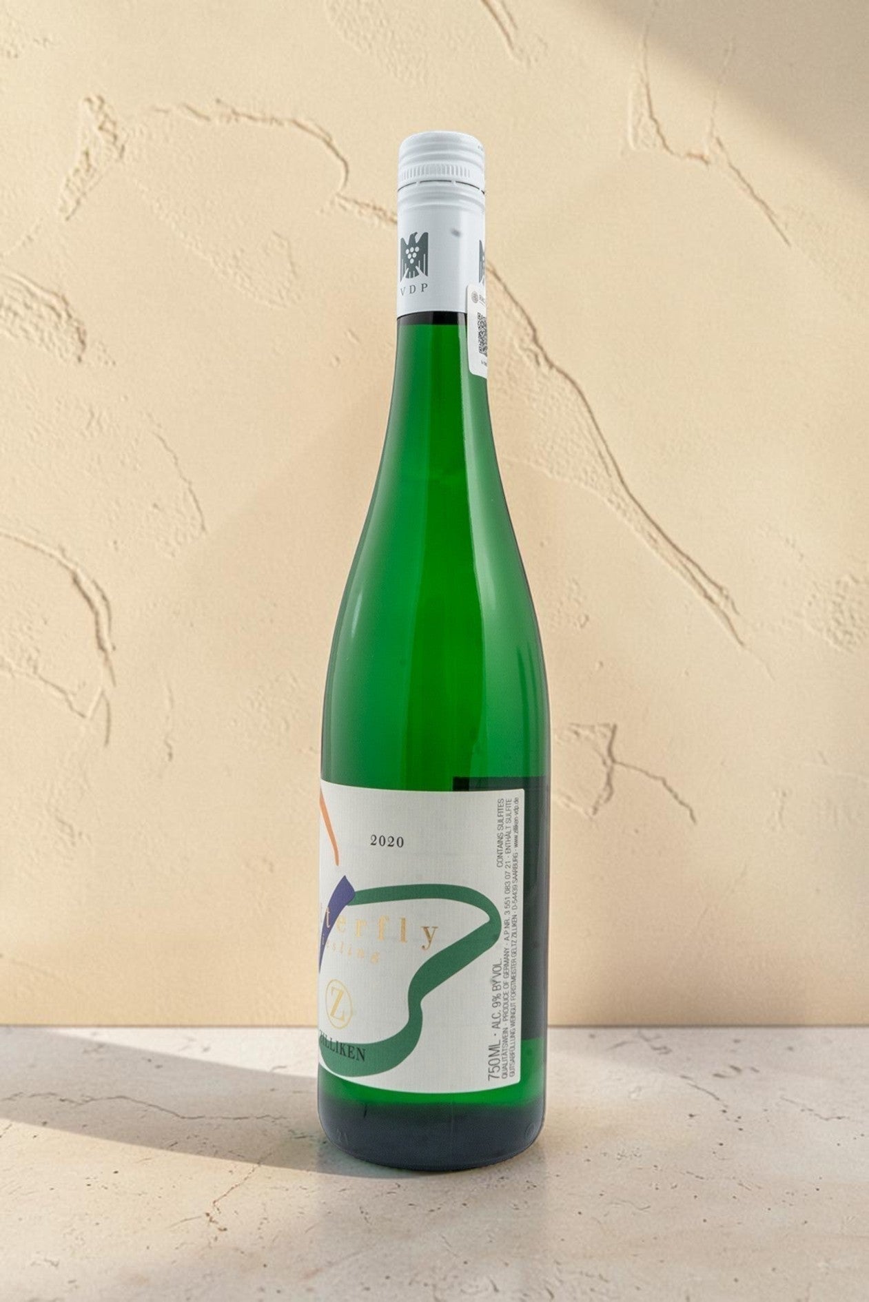 Botella de vino blanco Wellnex Weingut Zilliken Butterfly, un Riesling aromático en botella de vidrio verde.